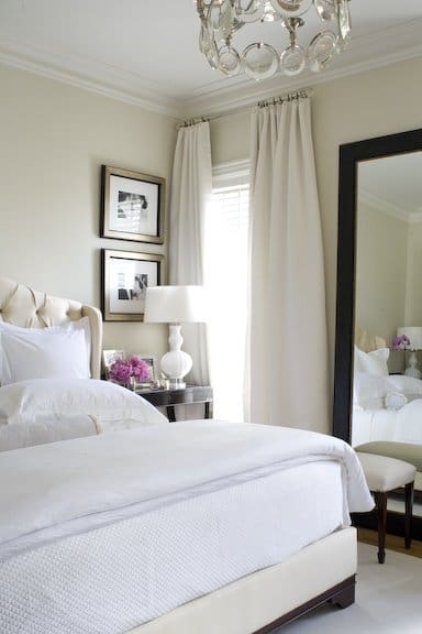 A white duvet on the bed.