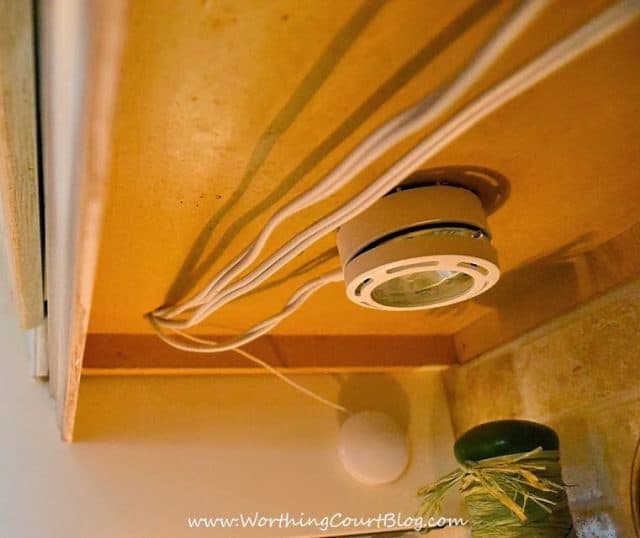 VDIY Kitchen Makevoer: hidden lighting added below the cabinets