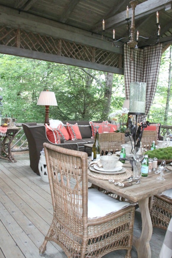 Loads of tips for how to create an inviting outdoor space. Create interest by mixing texture, styles and finishes of furnishings, fabrics and accessories.