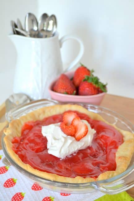 The strawberry pie in a glass pie plate