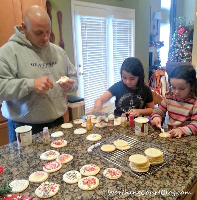 Decorating Christmas Cookies (1)