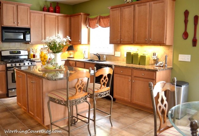 Kitchen with maple cabinets (1)