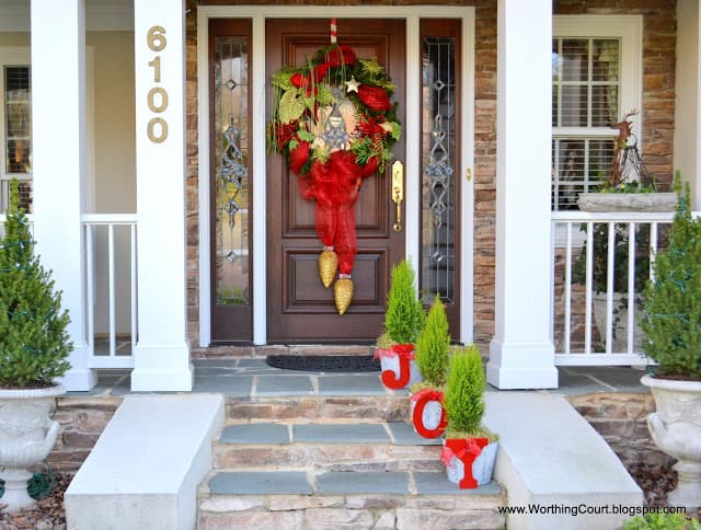 Worthing Court: Beautiful Christmas wreath paired with small shrubs