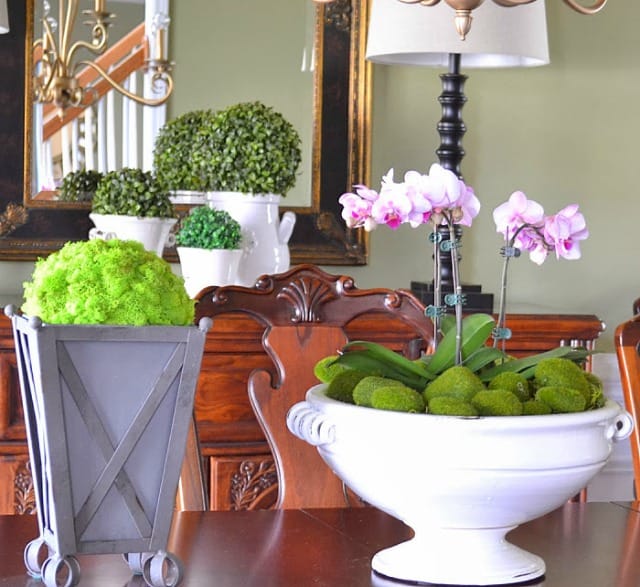 Easy and simple spring decor in a dining room