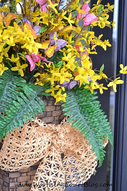 Nothing announces the arrival of spring more than when forsythia begins to bloom. Instead of a traditional wreath, fill a basket with faux forsythia stems and add a little something for color and greenery. Add ribbon to complete the welcoming arrangement. || Worthing Court Blog