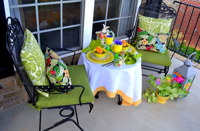 Outdoor Spring or Easter tablescape :: WorthingCourtBlog.com