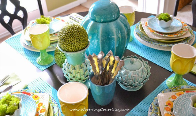 Spring means an explosion of colors as nature comes back to life after a long and dreary winter. Set a beautiful spring table filled with all of the colors of spring. Gone are the days of matchy matchy dishes. Mix up your patterns for loads of beauty and interest. || Worthing Court Blog