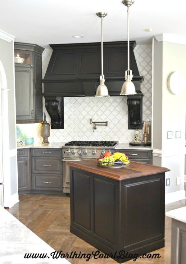 This amazing over-sized custom hood is the crowning glory to this new Viking range. The hood wouldn't make the statement that it does were it not for the chunky corbels.