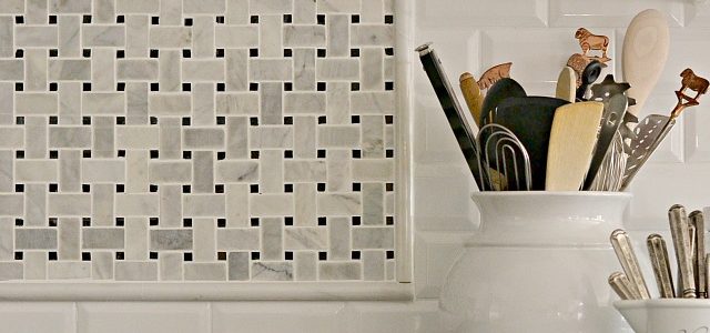 Kitchen backsplash using faceted subway tile and carrera marble