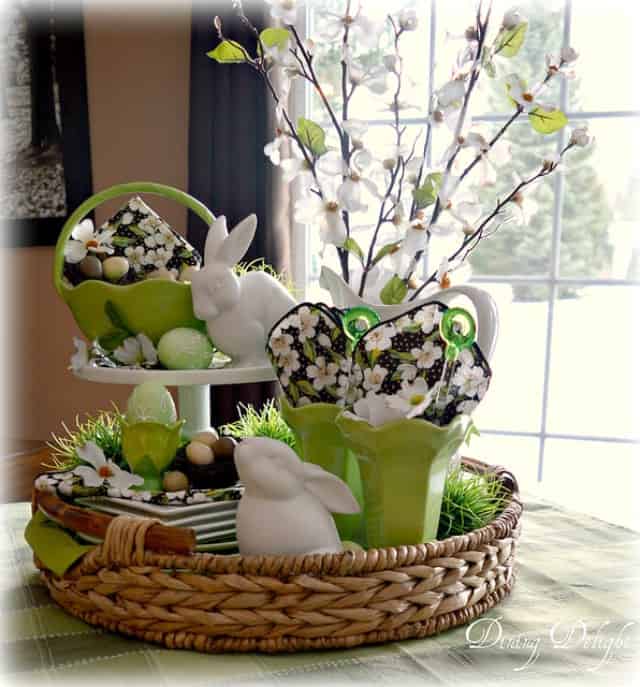 Spring display in a tray