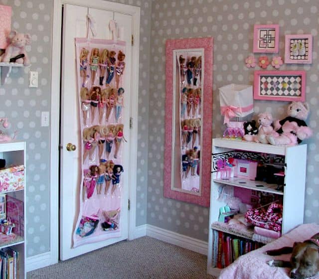 Utilizza un sacchetto di scarpe appeso all'anta dell'armadio per contenere le Barbie e i loro accessori