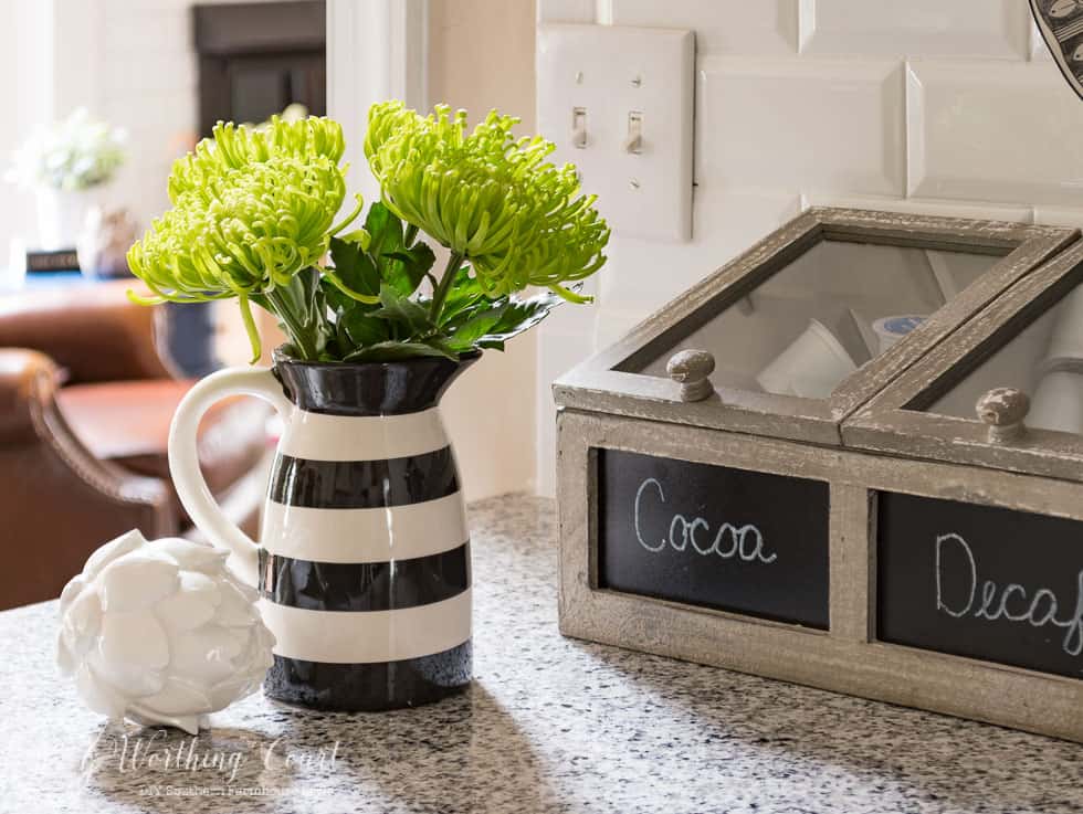 Spring touches in a white farmhouse style kitchen