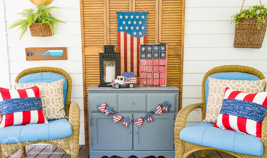 An easy and fun patriotic craft for Memorial Day, Flag Day and July 4th. How to create a vintage Americana look flag by painted wood blocks. Even kids would love to take apart and put the USA flag back together.