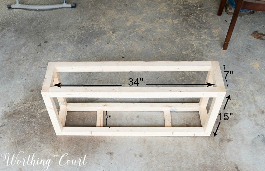 Step by step directions for building and upholstering this easy farmhouse style bench. The measurements can be adapted to any size bench. || Worthing Court