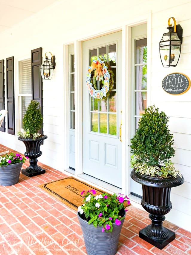 How to give you suburban front porch a farmhouse vibe || Worthing Court