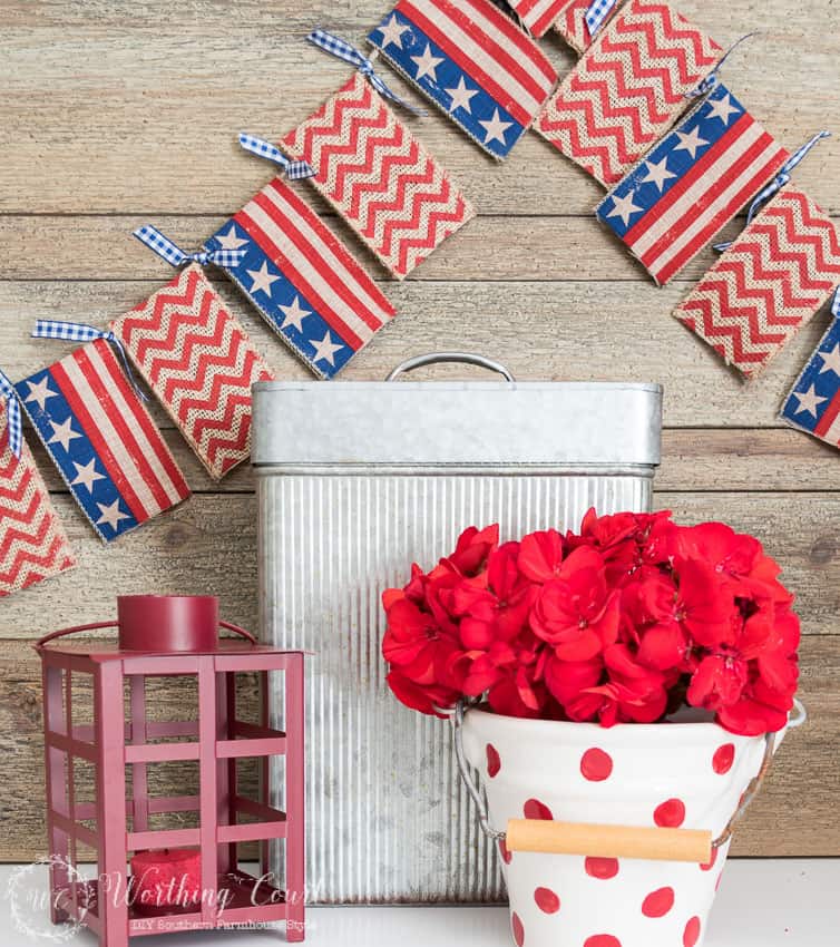Super easy patriotic banner garland for Memorial Day, Flag Day, July 4th Independence Day or anytime you want to show your patriotic pride. No sewing and no template required! || Worthing Court