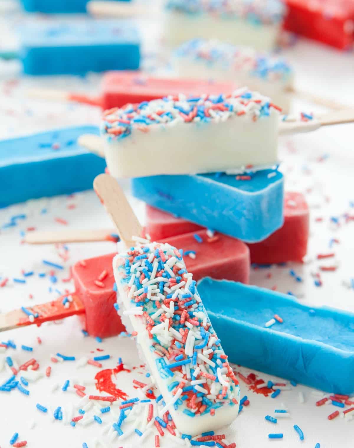 Whip up a batch of these quick and easy red, white and blue popsicles for a refreshing treat for July 4th || Worthing Court