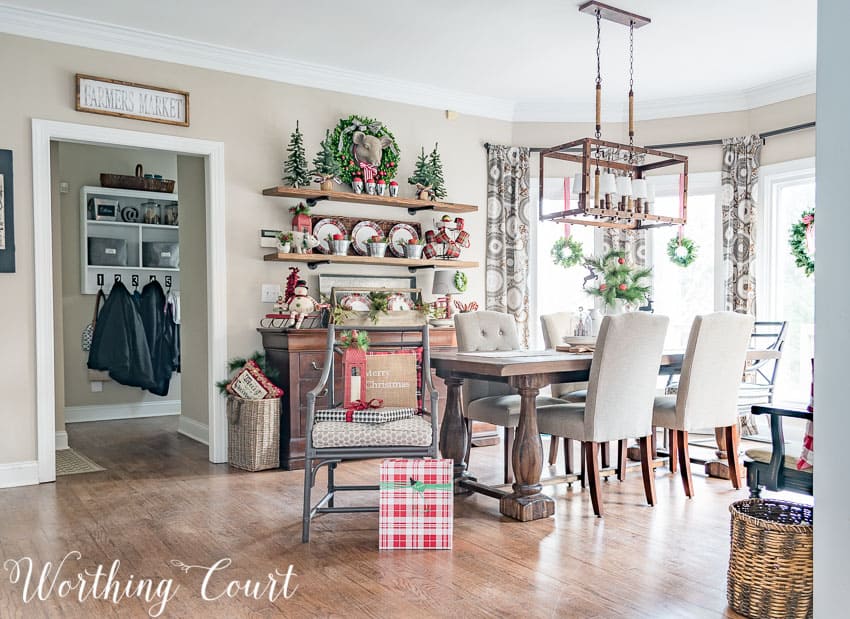Breakfast nook decorated for Christmas || Worthing Court
