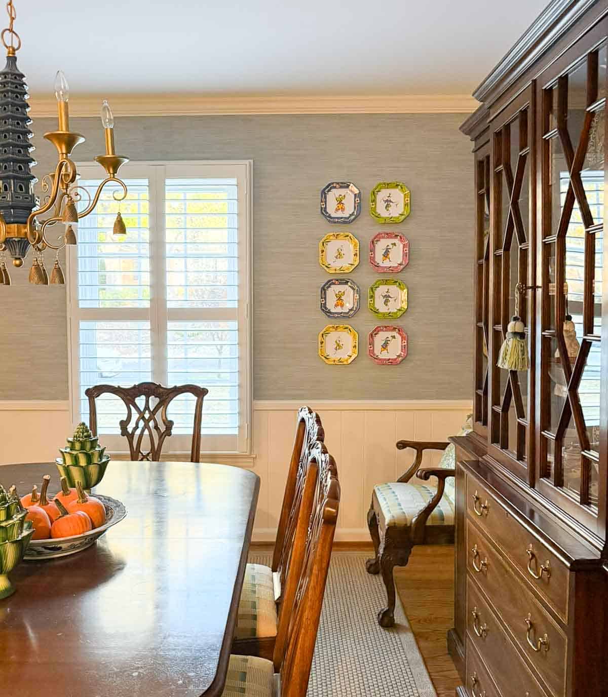 view of dining room with blue grasscloth wallpaper with chinoiserie accents and traditional furniture