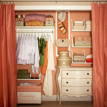 Loads of tips for how to organize, decorate and add style to a small bedroom. Turn your closet into a feature. Opening your closet up can give the illusion of a larger room.