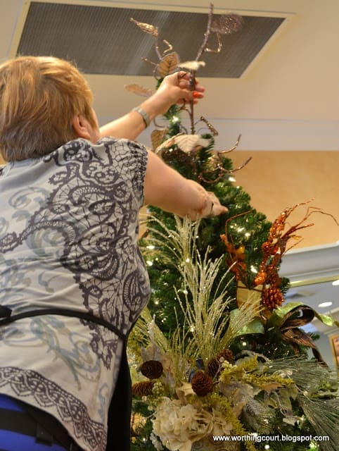 How to decorate a Christmas tree via Worthing Court blog How to decorate a Christmas tree via Worthing Court blog
