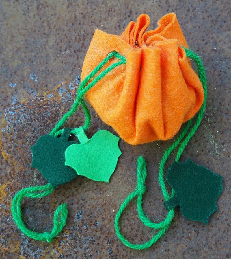 All you need is felt, yarn and hole punch to make these cute Halloween treat bags