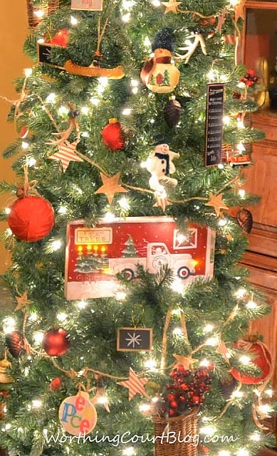  Rustic Christmas tree in the living room.