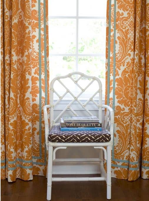 Des tas de conseils pour décorer avec un budget. Ajoutez un ruban, des pompons ou même une bande de tissu contrastant aux draperies existantes ou aux nuances romaines pour un tout nouveau look.