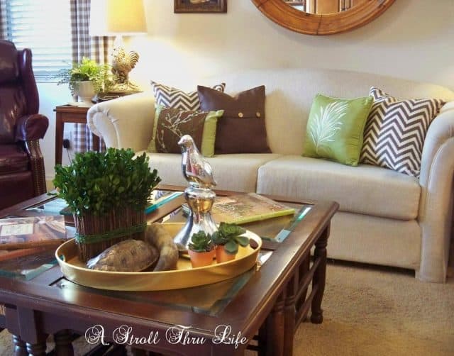 A spring vignette tray on the coffee table in the living room.