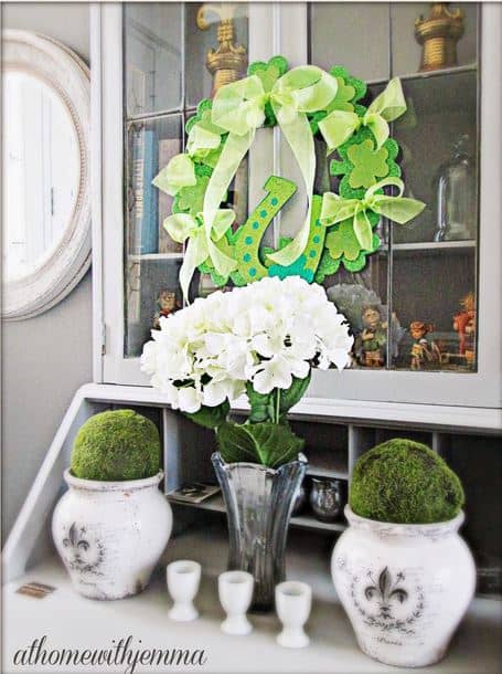 Mini topiaries are in fleur de les vases.