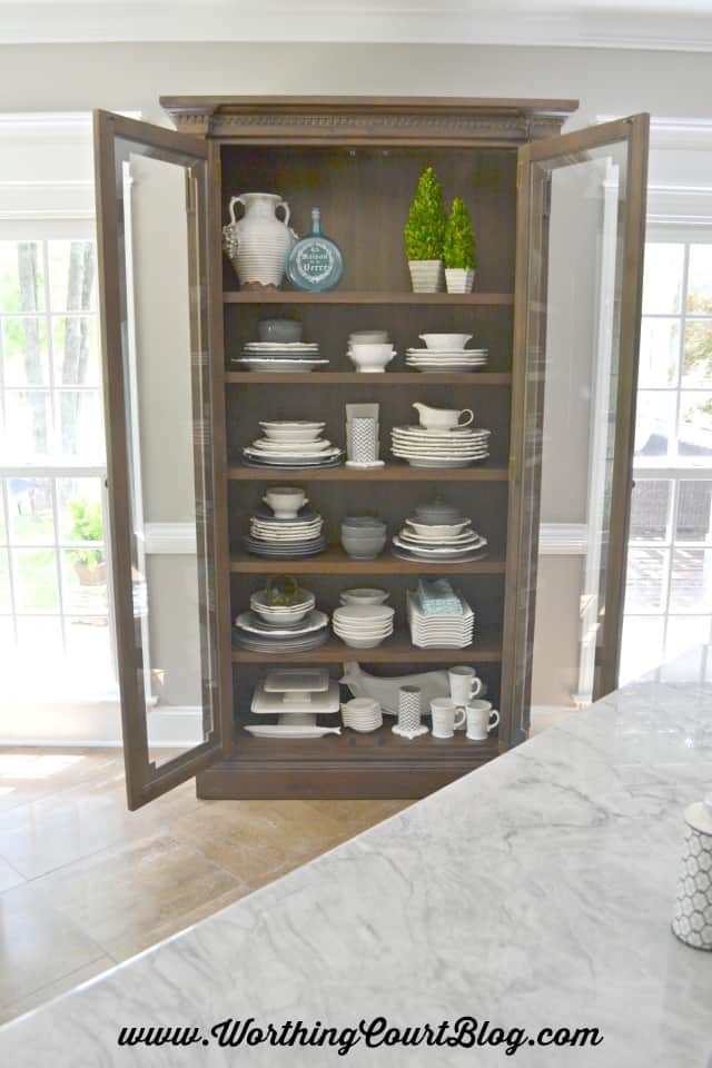 How to stack and display dishes and accessories in a display cabinet in the kitchen