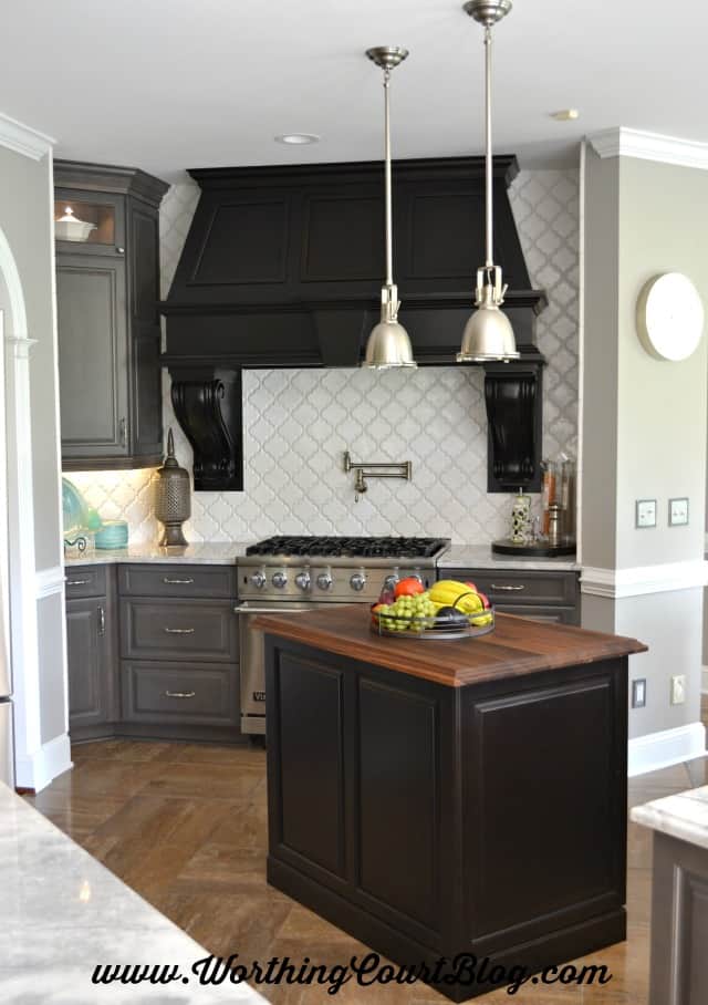 Beautiful hood backed with arabesque shaped tile || WorthingCourtBlog.com