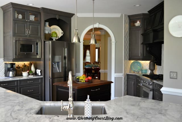 A fabulous kitchen remodel featuring gray and black cabinets || WorthingCourtBlog.com