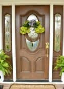With just a few supplies, you can have a spring wreath for your front door in just 10 minutes. Customize your colors to fit your decor. || Worthing Court Blog