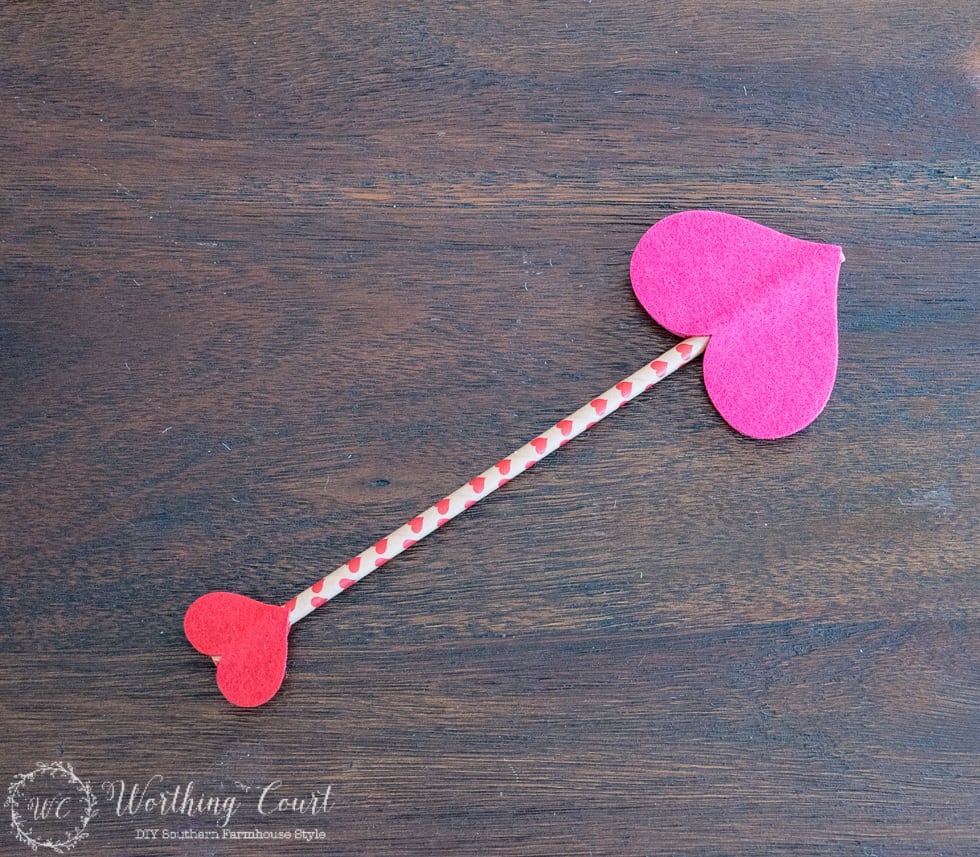 Make a Valentine's Day arrow for a wreath with a straw and felt sticker hearts