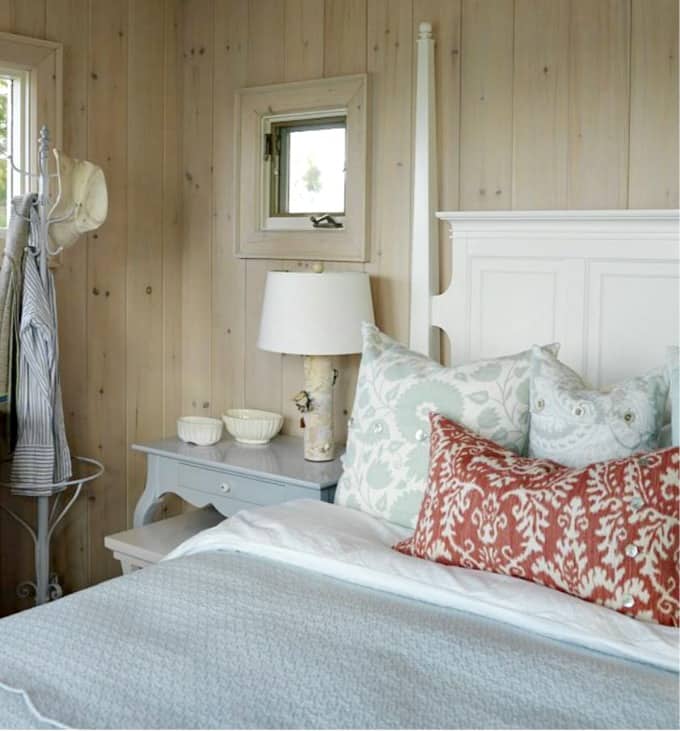 Throw pillows on the cottage style bed.