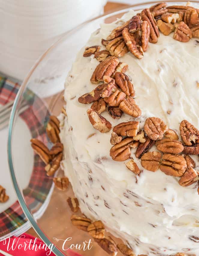 A ring of pecans adorn the top of the cake.