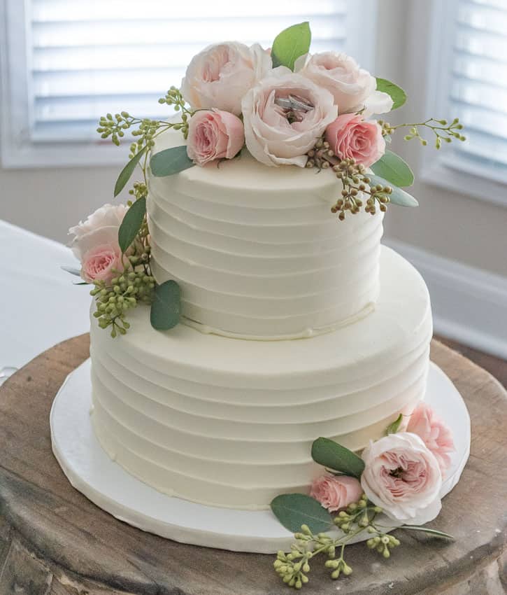 Beautiful simply styled wedding cake with fresh flowers.