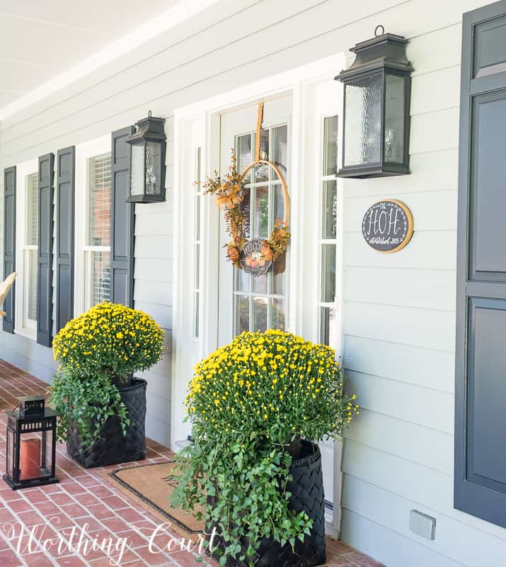 Easy and simple fall front porch decorations #FallDecor #PorchDecor || Worthing Court