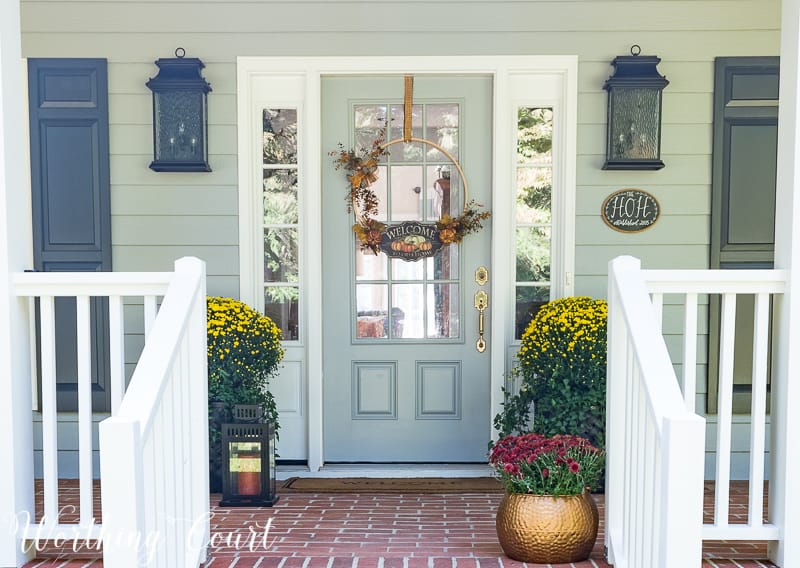 Fall front porch decorating ideas #FallDecor #FallPorch #Mums || Worthing Court