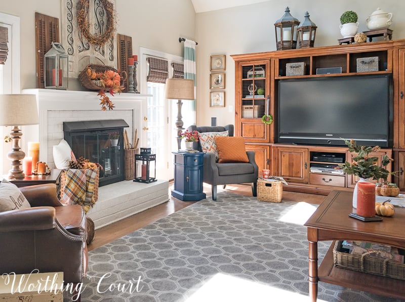 Family room with fall decorations || Worthing Court #falldecor