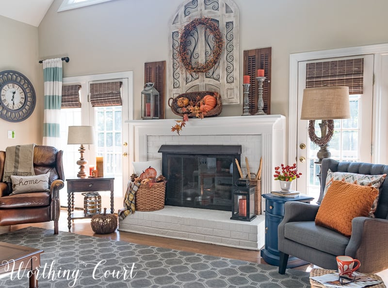 Family room decorated for fall with beautiful traditional autumn colors || Worthing Court #falldecor #autumn