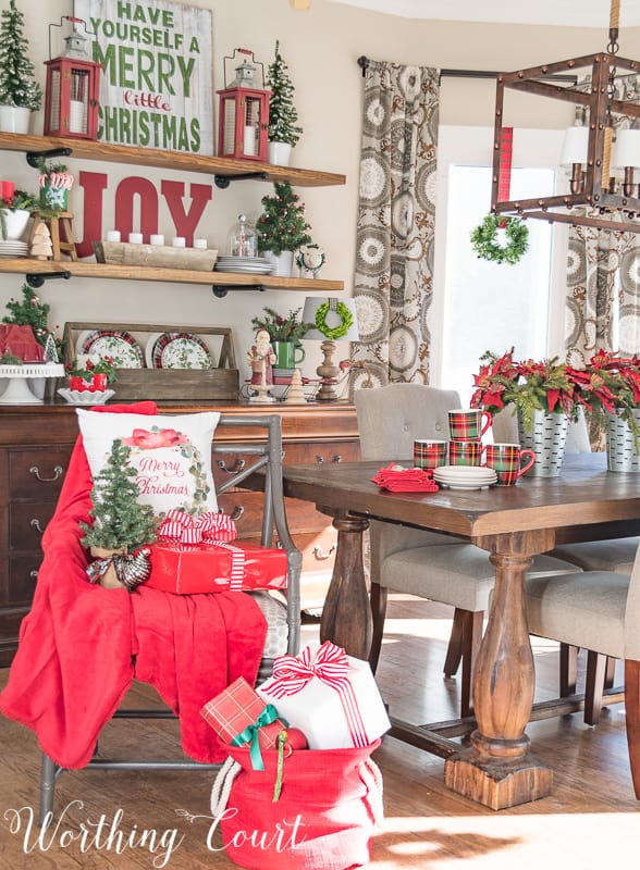 Christmas breakfast room decor #christmas #christmasdecor #redandgreen