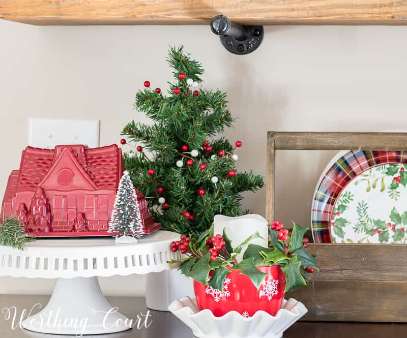 Christmas vignette with Nordic cake pan on a cake pedestal #christmas #christmasdecor #nordic