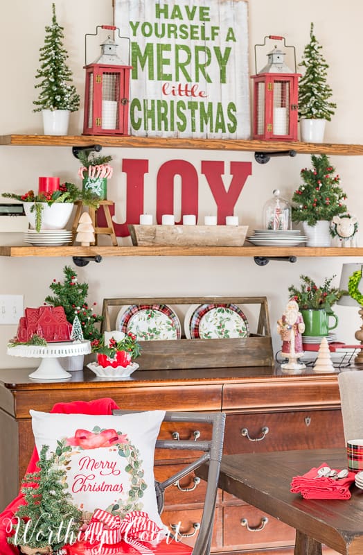 Christmas open shelves with classic red and green decorations #christmas #christmasdecorations #shelves #redandgreen