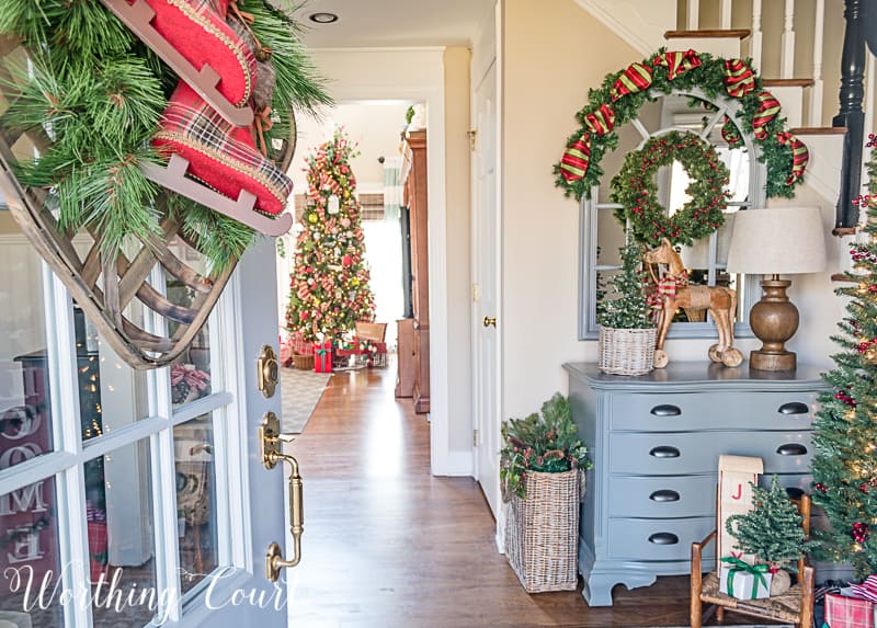 Festive Farmhouse Christmas Foyer #christmasdecor #farmhousechristmasdecor #foyer