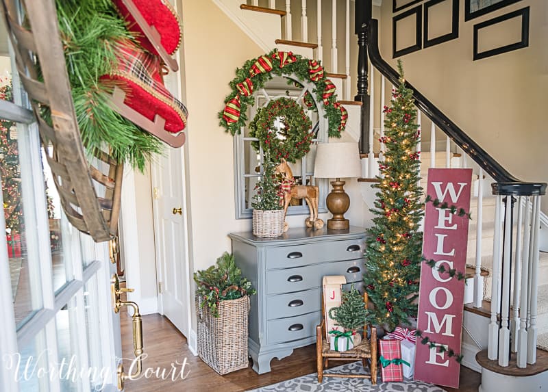 Farmhouse Christmas foyer decor #christmasdecor #farmhouse #foyer