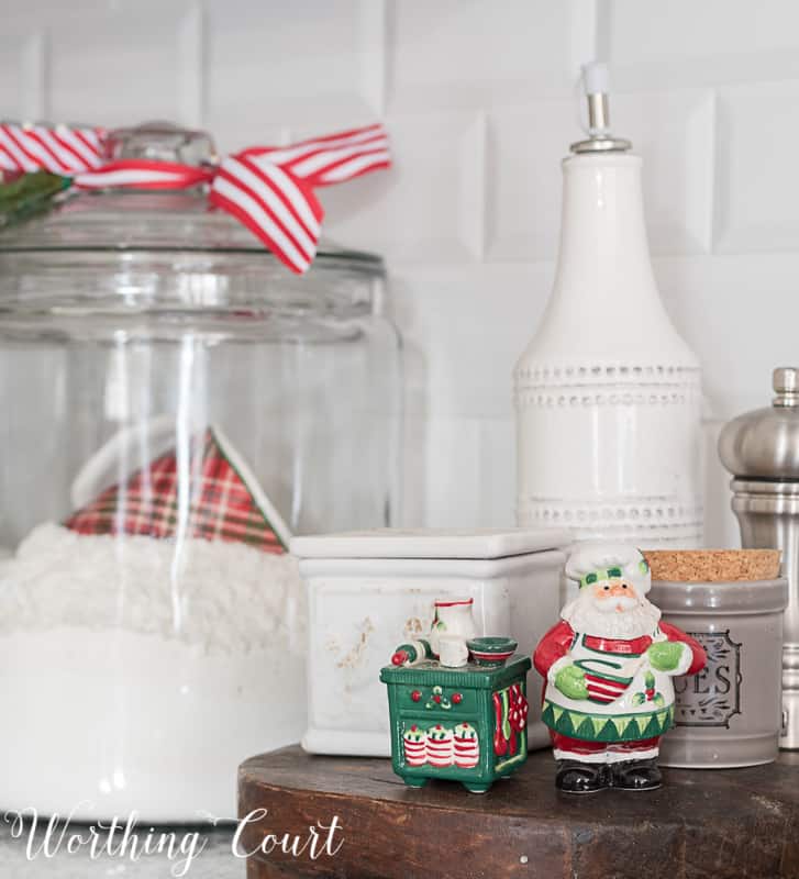 Simple Christmas kitchen touches such as red and white bows.