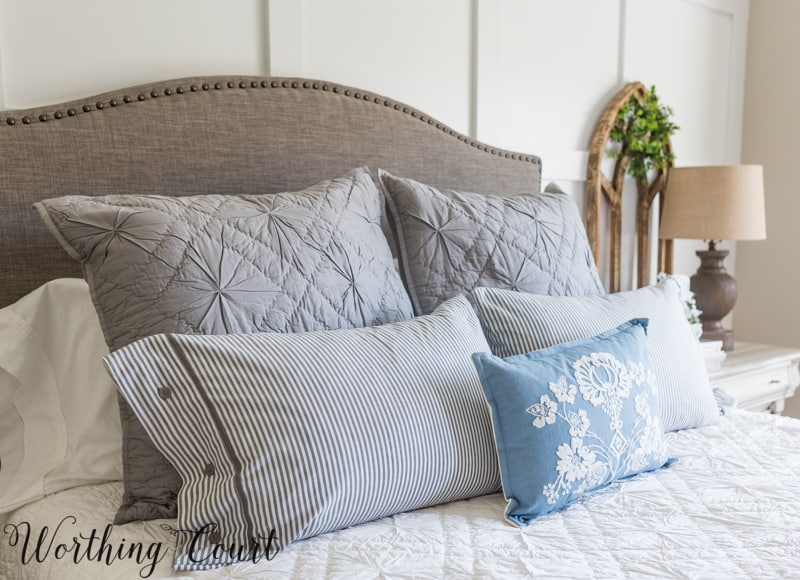 How to layer pillows on a bed #bedding #throwpillows #pillows