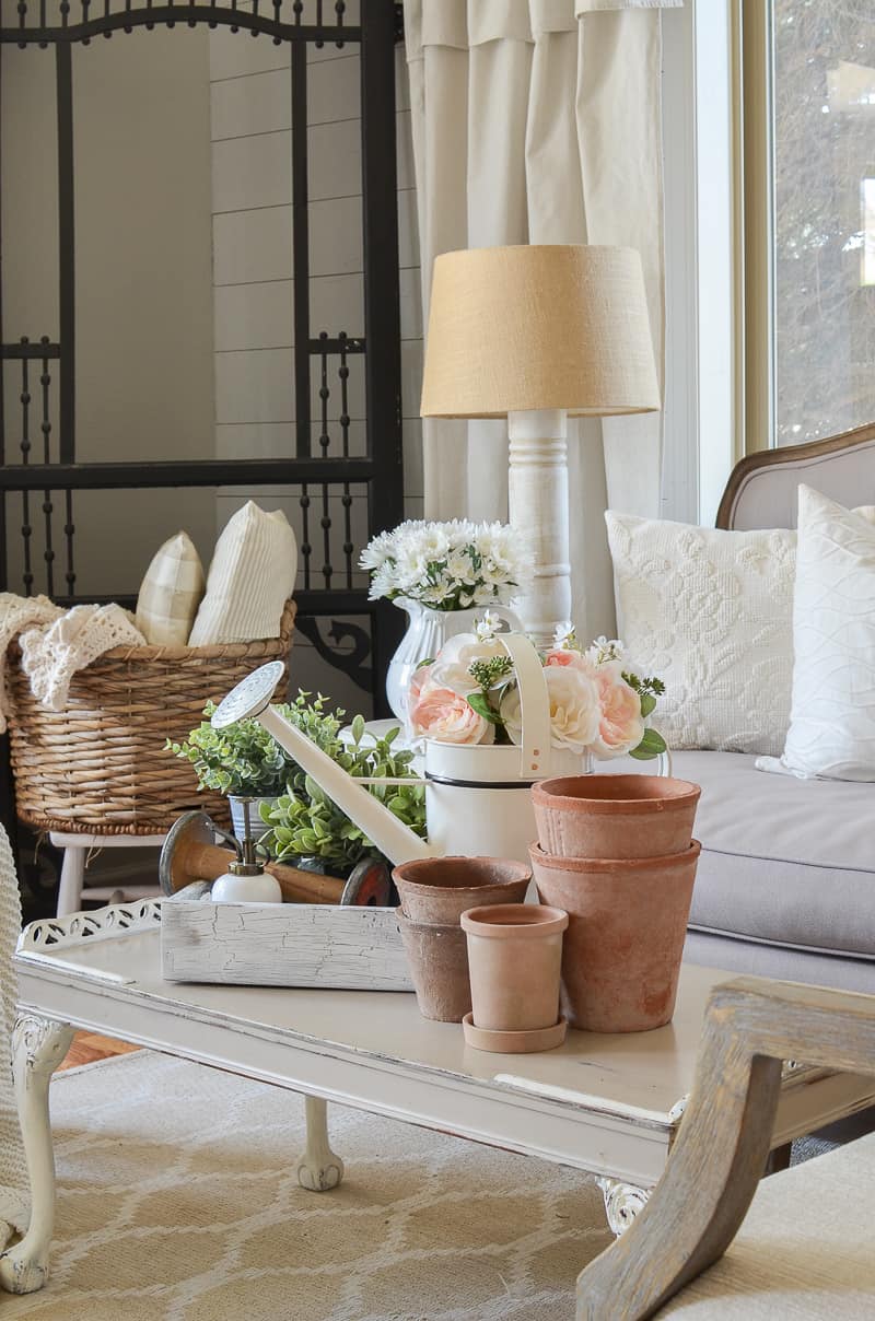 Friday Favorites Weekly Digest. Pretty spring coffee table vignette with a garden theme. #coffeetableideas #centerpieceideas #springdecoratingideas #gardening #vignetteideas